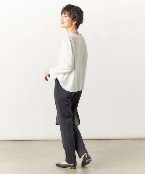 NOLLEY’S Sophi(ノーリーズソフィ)の「ジョーゼットVネックブラウス(シャツ/ブラウス・レディース・オフホワイト/サックスブルー・38/36)」の8枚目の写真