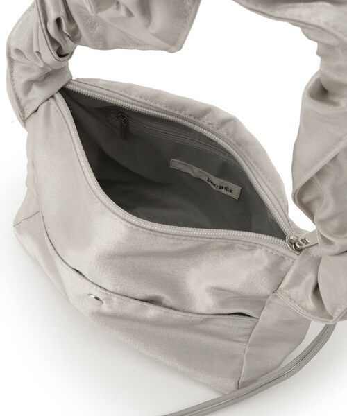 SHOO・LA・RUE(シューラルー)の「ミニドロストシャイニーショルダーバッグ(ショルダーバッグ・レディース・イエロー/シルバー/ブラック・00)」の15枚目の写真