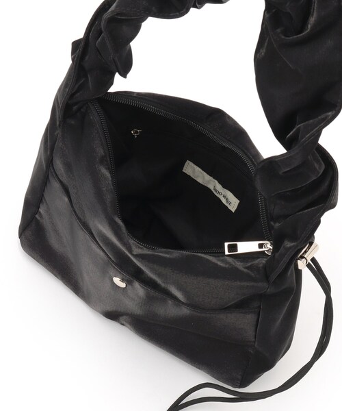 SHOO・LA・RUE(シューラルー)の「ミニドロストシャイニーショルダーバッグ(ショルダーバッグ・レディース・イエロー/シルバー/ブラック・00)」の16枚目の写真