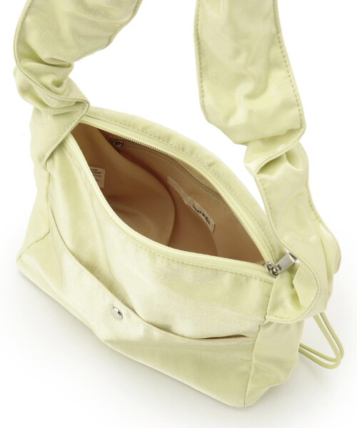 SHOO・LA・RUE(シューラルー)の「ミニドロストシャイニーショルダーバッグ(ショルダーバッグ・レディース・イエロー/シルバー/ブラック・00)」の17枚目の写真