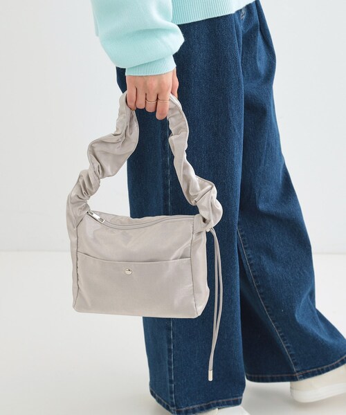 SHOO・LA・RUE(シューラルー)の「ミニドロストシャイニーショルダーバッグ(ショルダーバッグ・レディース・イエロー/シルバー/ブラック・00)」の4枚目の写真