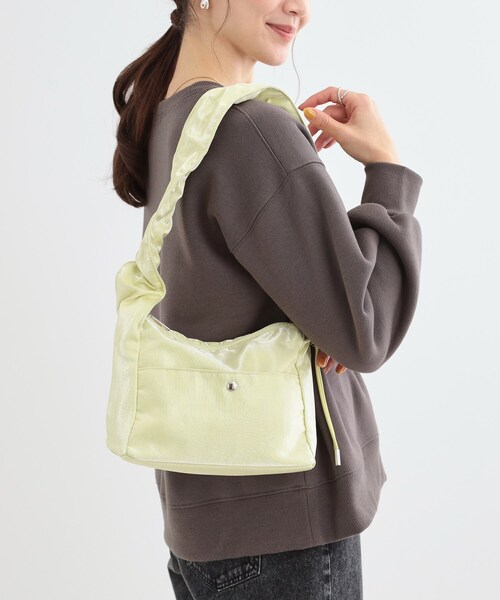 SHOO・LA・RUE(シューラルー)の「ミニドロストシャイニーショルダーバッグ(ショルダーバッグ・レディース・イエロー/シルバー/ブラック・00)」の8枚目の写真