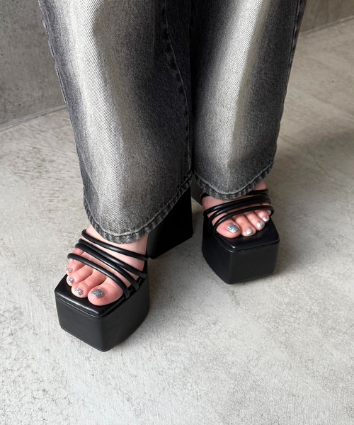 SPIRALGIRL（スパイラルガール）の「トライアングルヒール厚底ストラップサンダル（サンダル・レディース・ブラック・LARGE/MEDIUM）」の4枚目の写真