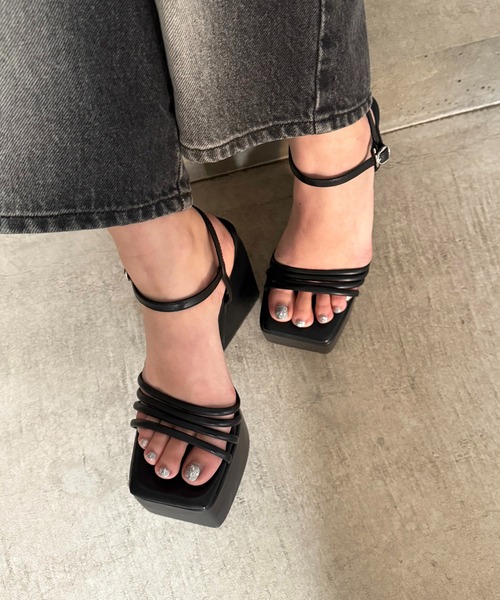 SPIRALGIRL（スパイラルガール）の「トライアングルヒール厚底ストラップサンダル（サンダル・レディース・ブラック・LARGE/MEDIUM）」の2枚目の写真
