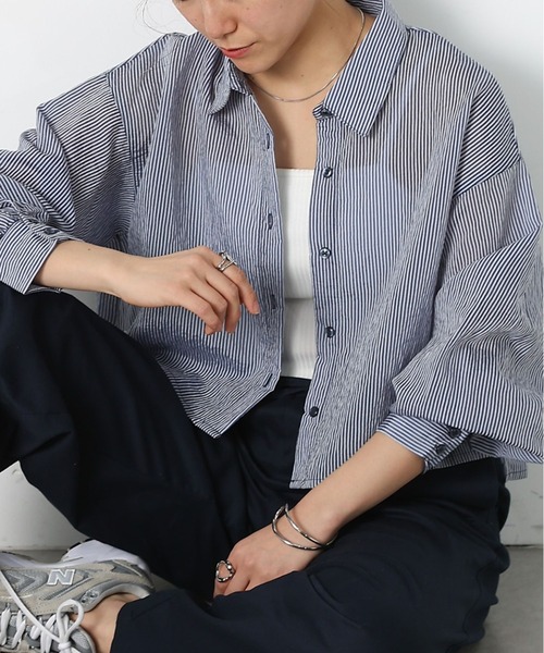 COLONY 2139(コロニートゥーワンスリーナイン)の「シアーストライプ短丈シャツ(シャツ/ブラウス・レディース・グリーン/ネイビー/イエロー/オフホワイト/グレー・FREE)」の4枚目の写真