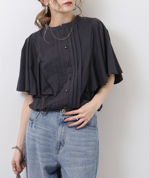 atONE（アットワン）の「ピンタックフレア袖ブラウス風カットソー（Tシャツ/カットソー・レディース・グレイッシュベージュ/ブラック/オフホワイト/チャコールグレー・LL～3L/M-L/4L～5L）」の3枚目の写真