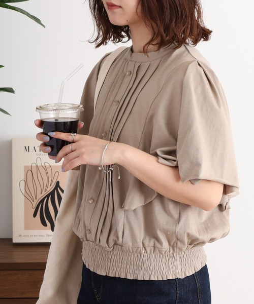 atONE（アットワン）の「ピンタックフレア袖ブラウス風カットソー（Tシャツ/カットソー・レディース・グレイッシュベージュ/ブラック/オフホワイト/チャコールグレー・LL～3L/M-L/4L～5L）」の13枚目の写真