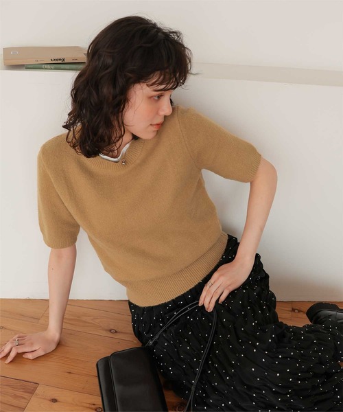 titivate（ティティベイト）の「レイヤードデザインふわっとタッチハーフスリーブニット（ニット/セーター・レディース・グレー/ブラック/レッド/キャメル/ネイビー・L/M）」の4枚目の写真