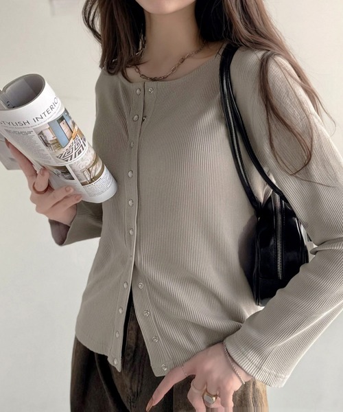 classicalelf(クラシカルエルフ)の「大人の余裕を纏う。前後2wayドットボタンリブ素材カーディガン(長袖)(Tシャツ/カットソー・レディース・ブラック/ライトグレー/チャコール/アイボリー/ブルー・LARGE/X-LARGE/SMALL/MEDIUM)」の4枚目の写真