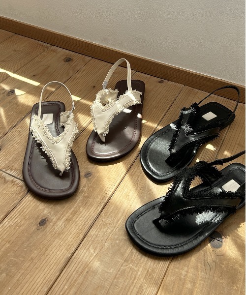 ad thie(アドティエ)の「フリンジデザイン フラットサンダル(サンダル・レディース・アイボリー/ブラック・LARGE/MEDIUM)」の2枚目の写真