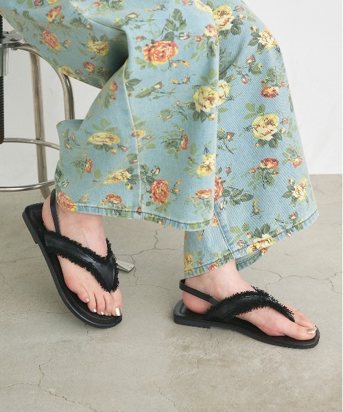 ad thie(アドティエ)の「フリンジデザイン フラットサンダル(サンダル・レディース・アイボリー/ブラック・LARGE/MEDIUM)」の5枚目の写真