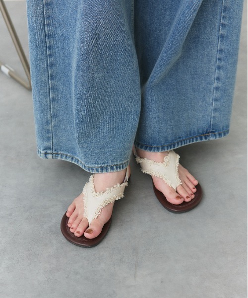 ad thie(アドティエ)の「フリンジデザイン フラットサンダル(サンダル・レディース・アイボリー/ブラック・LARGE/MEDIUM)」の14枚目の写真