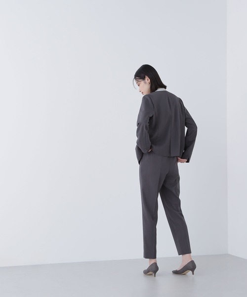 NATURAL BEAUTY BASIC（ナチュラルビューティーベーシック）の「◇サマードライタッチ SETUP テーパード（スラックス・レディース・ベージュ/ブラウン/チャコールグレー・MEDIUM/SMALL）」の6枚目の写真