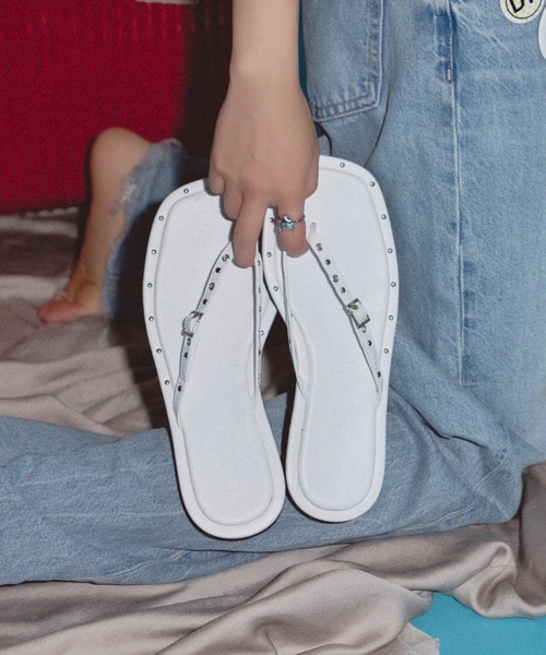 DTYYPE(ドタイプ)の「スタッズ付きサンダル(サンダル・レディース・ブラック/ホワイト/ダークグレー・SMALL/MEDIUM/LARGE/X-LARGE)」の2枚目の写真