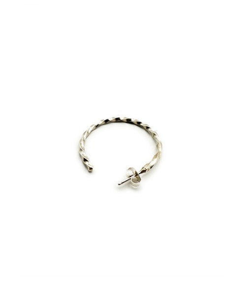 Indian Jewelry(インディアンジュエリー)の「THEATER シアター ”ナバホ”ツイストハーフフープシルバーピアス Made in USA(ピアス(両耳用)・レディース・シルバー・FREE)」の5枚目の写真