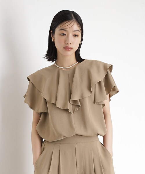 THE SHOP TK (ザ ショップ ティーケー )の「【ONOFF活躍】フリルデザインブラウス/セットアップ可(シャツ/ブラウス・レディース・ベージュ/ネイビー/アイボリー・12/13)」の2枚目の写真