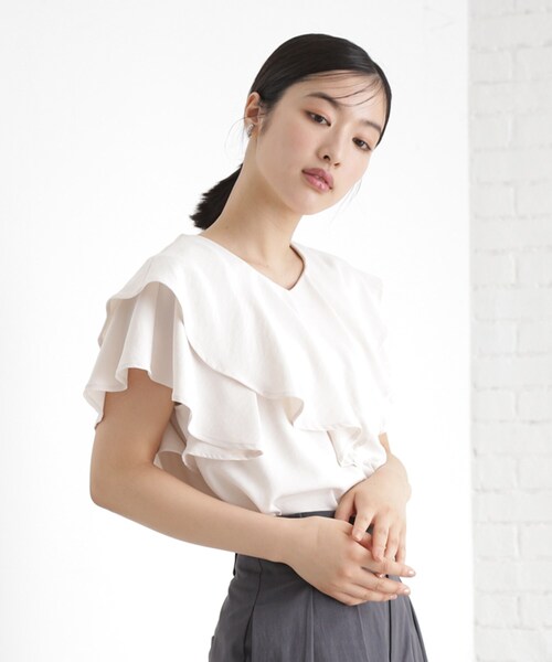 THE SHOP TK (ザ ショップ ティーケー )の「【ONOFF活躍】フリルデザインブラウス/セットアップ可(シャツ/ブラウス・レディース・ベージュ/ネイビー/アイボリー・12/13)」の1枚目の写真