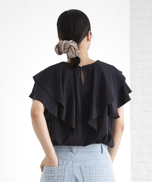 THE SHOP TK (ザ ショップ ティーケー )の「【ONOFF活躍】フリルデザインブラウス/セットアップ可(シャツ/ブラウス・レディース・ベージュ/ネイビー/アイボリー・12/13)」の9枚目の写真