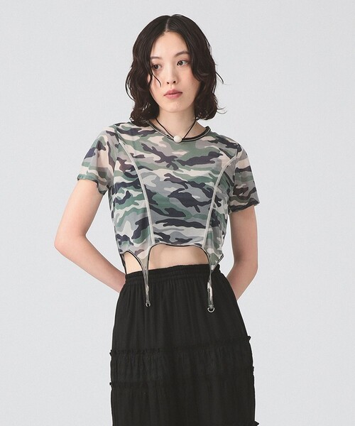 Ray BEAMS(レイビームス)の「カモフラ パターン ガーターベルト トップス(Tシャツ/カットソー・レディース・シルバー/オリーブ・ONE SIZE)」の2枚目の写真