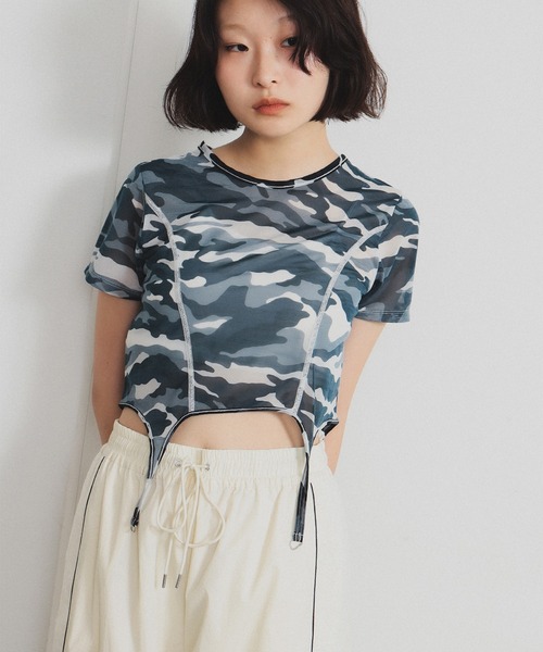 Ray BEAMS(レイビームス)の「カモフラ パターン ガーターベルト トップス(Tシャツ/カットソー・レディース・シルバー/オリーブ・ONE SIZE)」の1枚目の写真