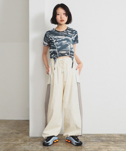 Ray BEAMS(レイビームス)の「カモフラ パターン ガーターベルト トップス(Tシャツ/カットソー・レディース・シルバー/オリーブ・ONE SIZE)」の3枚目の写真