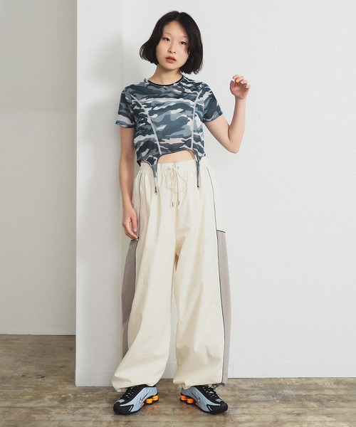 Ray BEAMS(レイビームス)の「カモフラ パターン ガーターベルト トップス(Tシャツ/カットソー・レディース・シルバー/オリーブ・ONE SIZE)」の4枚目の写真