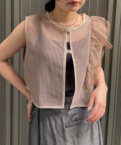 &g'aime（アンジェム）の「【&g'aime】メッシュボリュームフリルベスト　Mesh Volume Frill Vest（シャツ/ブラウス・レディース・ベージュ/ブラック・FREE）」の4枚目の写真