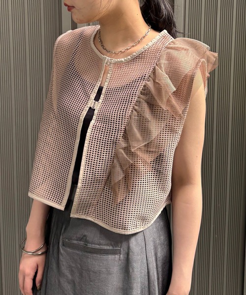 &g'aime（アンジェム）の「【&g'aime】メッシュボリュームフリルベスト　Mesh Volume Frill Vest（シャツ/ブラウス・レディース・ベージュ/ブラック・FREE）」の3枚目の写真