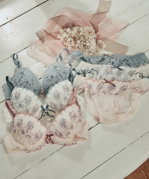 northerly（ノーザリー）の「【WEB限定】ガーデンアーチブーケブラジャー＆ショーツセット【ソフトワイヤー】（ブラ&ショーツ・レディース・オフホワイト/ピンク/サックスブルー・E70/D70/C70/E65/D65/C65/B65/E75/D75/C75/B75/F70/B70/F65/F75）」の5枚目の写真