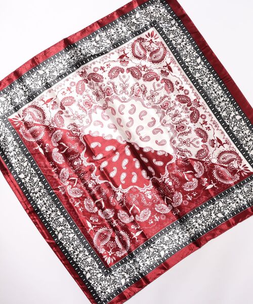 Mayree（メイリー）の「【resonance】ペイズリー柄 アシンメトリー シルクタッチ 大判スカーフ【マルチウェイ】（バンダナ/スカーフ・レディース・ネイビー系/レッド系/ブラック系/ブラウン系/イエロー系・FREE）」の19枚目の写真