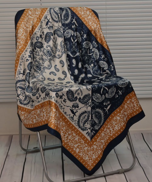 Mayree（メイリー）の「【resonance】ペイズリー柄 アシンメトリー シルクタッチ 大判スカーフ【マルチウェイ】（バンダナ/スカーフ・レディース・ネイビー系/レッド系/ブラック系/ブラウン系/イエロー系・FREE）」の3枚目の写真