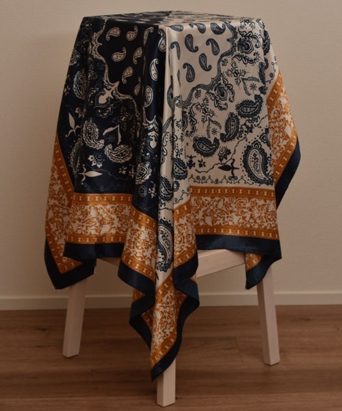 Mayree（メイリー）の「【resonance】ペイズリー柄 アシンメトリー シルクタッチ 大判スカーフ【マルチウェイ】（バンダナ/スカーフ・レディース・ネイビー系/レッド系/ブラック系/ブラウン系/イエロー系・FREE）」の10枚目の写真