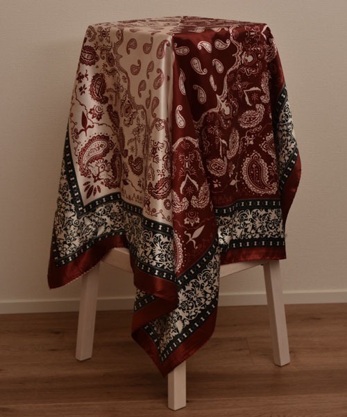 Mayree（メイリー）の「【resonance】ペイズリー柄 アシンメトリー シルクタッチ 大判スカーフ【マルチウェイ】（バンダナ/スカーフ・レディース・ネイビー系/レッド系/ブラック系/ブラウン系/イエロー系・FREE）」の14枚目の写真