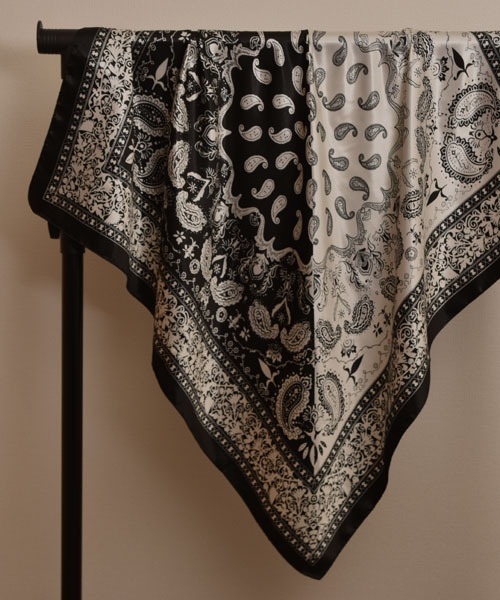 Mayree（メイリー）の「【resonance】ペイズリー柄 アシンメトリー シルクタッチ 大判スカーフ【マルチウェイ】（バンダナ/スカーフ・レディース・ネイビー系/レッド系/ブラック系/ブラウン系/イエロー系・FREE）」の7枚目の写真