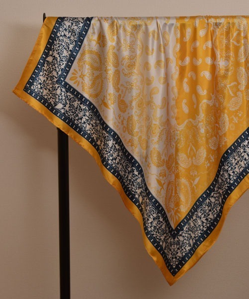 Mayree（メイリー）の「【resonance】ペイズリー柄 アシンメトリー シルクタッチ 大判スカーフ【マルチウェイ】（バンダナ/スカーフ・レディース・ネイビー系/レッド系/ブラック系/ブラウン系/イエロー系・FREE）」の13枚目の写真