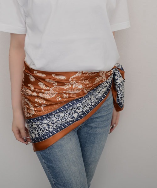 Mayree（メイリー）の「【resonance】ペイズリー柄 アシンメトリー シルクタッチ 大判スカーフ【マルチウェイ】（バンダナ/スカーフ・レディース・ネイビー系/レッド系/ブラック系/ブラウン系/イエロー系・FREE）」の16枚目の写真