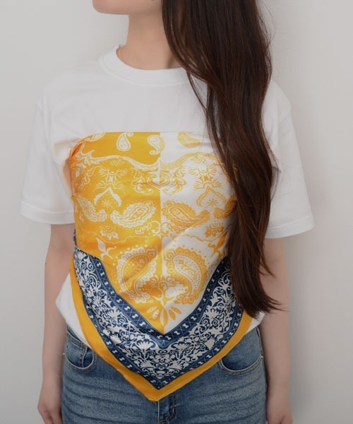 Mayree（メイリー）の「【resonance】ペイズリー柄 アシンメトリー シルクタッチ 大判スカーフ【マルチウェイ】（バンダナ/スカーフ・レディース・ネイビー系/レッド系/ブラック系/ブラウン系/イエロー系・FREE）」の17枚目の写真