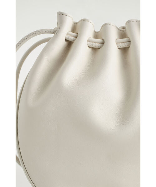 COS（コス）の「POMME クロスボディバッグ - レザー（ショルダーバッグ・レディース・ブラック/ホワイト系その他・ONE SIZE）」の5枚目の写真