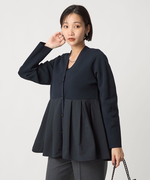 green label relaxing（グリーンレーベルリラクシング）の「ドッキング ペプラム Vネック ニット カーディガン -ウォッシャブル-（カーディガン/ボレロ・レディース・ベージュ/ネイビー・FREE）」の2枚目の写真