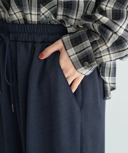 Editt by YECCA VECCA（エディットバイイェッカヴェッカ）の「ヴィンテージサテンイージーワイドパンツ（その他パンツ・レディース・ライトベージュ/キャメル/ネイビー・FREE）」の20枚目の写真