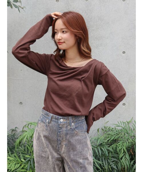 Ungrid（アングリッド）の「タックデザインオフショルロングスリーブTee（Tシャツ/カットソー・レディース・ブラウン/アイボリー/チャコールグレー・FREE）」の3枚目の写真