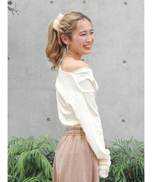 Ungrid（アングリッド）の「タックデザインオフショルロングスリーブTee（Tシャツ/カットソー・レディース・ブラウン/アイボリー/チャコールグレー・FREE）」の5枚目の写真