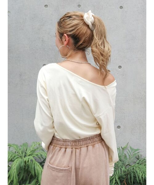 Ungrid（アングリッド）の「タックデザインオフショルロングスリーブTee（Tシャツ/カットソー・レディース・ブラウン/アイボリー/チャコールグレー・FREE）」の6枚目の写真