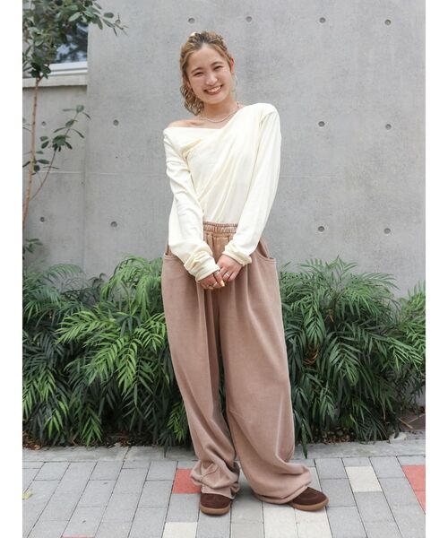 Ungrid（アングリッド）の「タックデザインオフショルロングスリーブTee（Tシャツ/カットソー・レディース・ブラウン/アイボリー/チャコールグレー・FREE）」の7枚目の写真