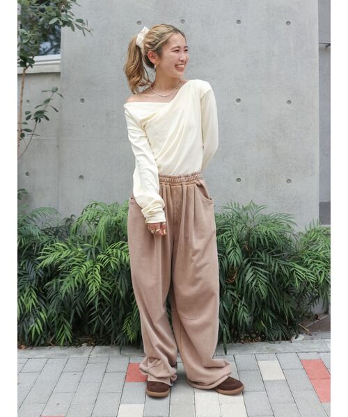 Ungrid（アングリッド）の「タックデザインオフショルロングスリーブTee（Tシャツ/カットソー・レディース・ブラウン/アイボリー/チャコールグレー・FREE）」の8枚目の写真