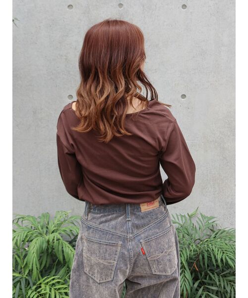 Ungrid（アングリッド）の「タックデザインオフショルロングスリーブTee（Tシャツ/カットソー・レディース・ブラウン/アイボリー/チャコールグレー・FREE）」の17枚目の写真