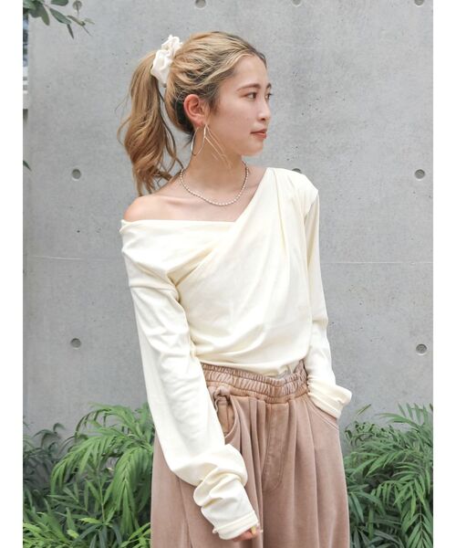 Ungrid（アングリッド）の「タックデザインオフショルロングスリーブTee（Tシャツ/カットソー・レディース・ブラウン/アイボリー/チャコールグレー・FREE）」の22枚目の写真