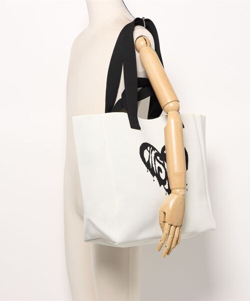 ALLSAINTS（オールセインツ）の「IZZY HEART LARGE KNITTED TOTE BAG | IZZY ハート ラージ ニット トート バッグ（トートバッグ・レディース・ホワイト・ONE SIZE）」の13枚目の写真