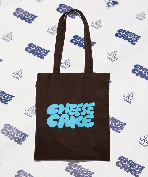 FREAK'S STORE(フリークスストア)の「cafe THE SUN LIVES HERE × FREAK'S STORE/カフェ サンリブズヒア 別注 CHEESE CAKE TOTE BAG/ロゴトートバッグ【限定展開】(トートバッグ・レディース・ブラウン/ネイビー/ナチュラル・ONE SIZE)」の2枚目の写真