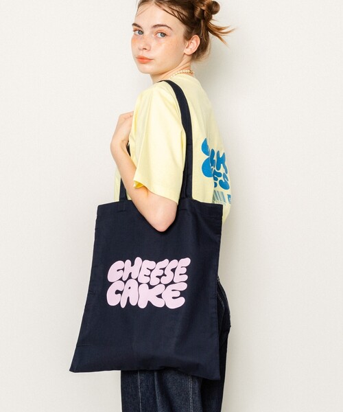 FREAK'S STORE(フリークスストア)の「cafe THE SUN LIVES HERE × FREAK'S STORE/カフェ サンリブズヒア 別注 CHEESE CAKE TOTE BAG/ロゴトートバッグ【限定展開】(トートバッグ・レディース・ブラウン/ネイビー/ナチュラル・ONE SIZE)」の4枚目の写真